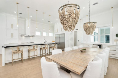 Example of a dining room design in Orlando