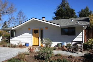 Inspiration for a mid-century modern exterior home remodel in San Francisco