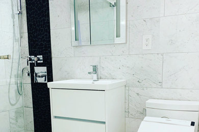 Bathroom - bathroom idea in New York