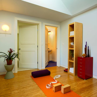 デトロイトのトラディショナルスタイルのおしゃれなヨガスタジオ (竹フローリング) の写真