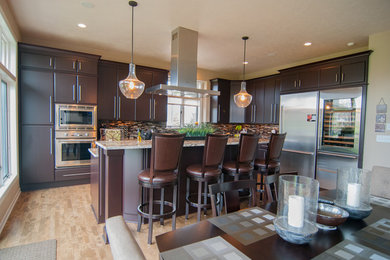 Kitchen - contemporary kitchen idea in Milwaukee