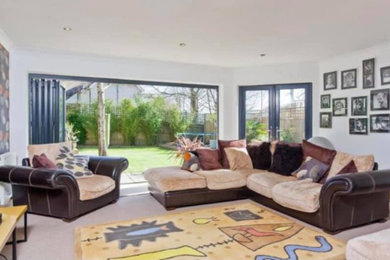 This is an example of a modern living room in Sussex.