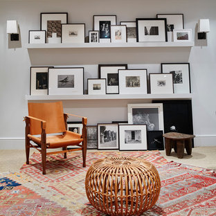 Diseño de sótano contemporáneo con paredes blancas y suelo multicolor