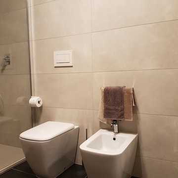Bagno moderno con piano in rovere