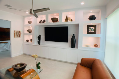 Modern inredning av ett mycket stort allrum med öppen planlösning, med vita väggar, klinkergolv i porslin, en väggmonterad TV och vitt golv