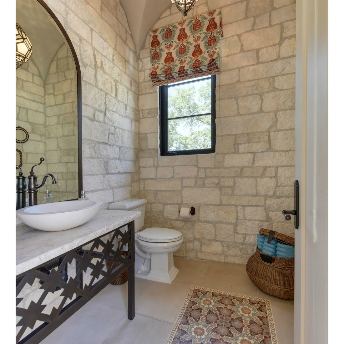 Andalusian Inspired in Serrano Bath2