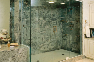 Example of a classic bathroom design in New York