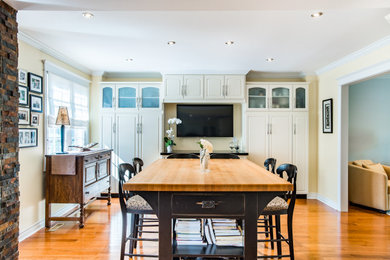 Dining room - transitional dining room idea in Toronto