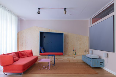 Eklektisches Wohnzimmer mit rosa Wandfarbe, braunem Holzboden und braunem Boden in Berlin