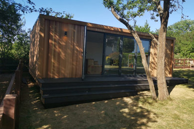 Photo of a medium sized contemporary detached office/studio/workshop in Hertfordshire.