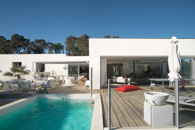 This is an example of a contemporary deck in Montpellier.