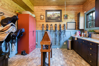 Example of a large cottage barn design in Raleigh