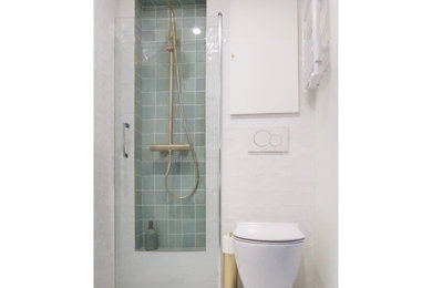 パリにあるおしゃれな浴室の写真
