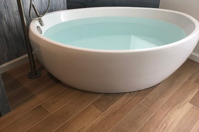 Inspiration for a modern bathroom remodel in Los Angeles