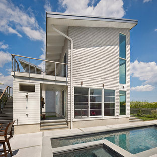 Kleiner Maritimer Whirlpool neben dem Haus in rechteckiger Form mit Betonplatten in Philadelphia