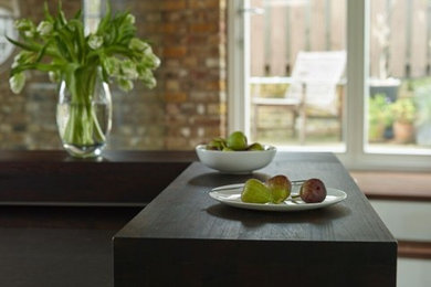 This is an example of a modern kitchen in London with quartz worktops.