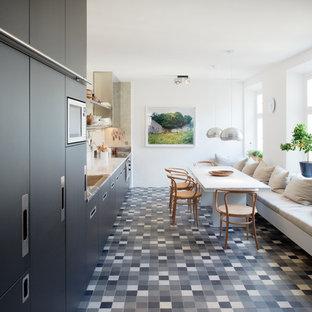 Mittelgroße Moderne Wohnküche ohne Kamin mit weißer Wandfarbe und Keramikboden in Stockholm