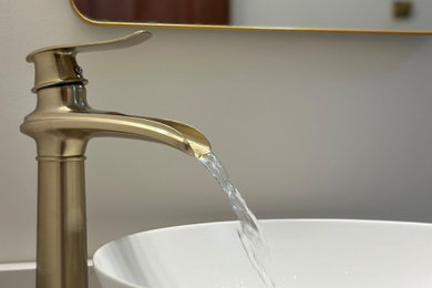 Example of a minimalist bathroom design in Other