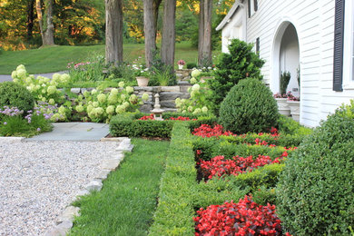 Inspiration for a mid-sized traditional landscaping in Bridgeport.