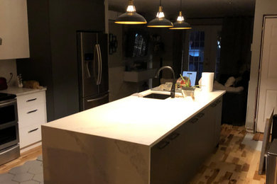 Trendy kitchen photo in Montreal