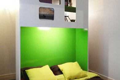 他の地域にある小さなコンテンポラリースタイルのおしゃれな主寝室 (ベージュの壁) のレイアウト