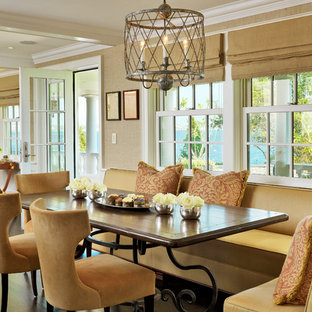 プロビデンスのトラディショナルスタイルのLDKの画像 (ベージュの壁、濃色無垢フローリング)