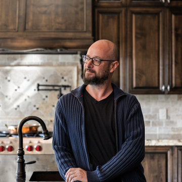 Grand Traditional chefs' kitchen in Mountain View Calabasas