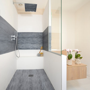 Salle de bain contemporaine avec douche à l'Italienne