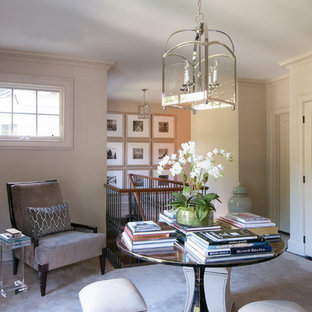 Ispirazione per un ingresso o corridoio chic di medie dimensioni con pareti beige e moquette