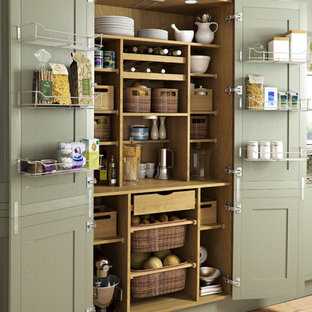 Idées déco pour une arrière-cuisine classique avec des portes de placards vertess et un sol en bois clair.