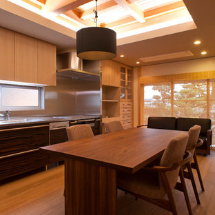 他の地域のアジアンスタイルのおしゃれなLDK (ベージュの壁、無垢フローリング) の写真