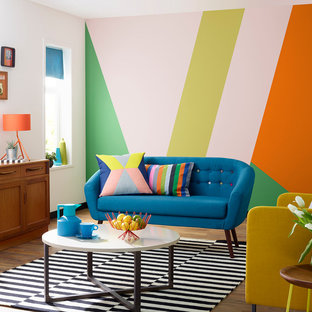 Bild på ett funkis vardagsrum, med flerfärgade väggar