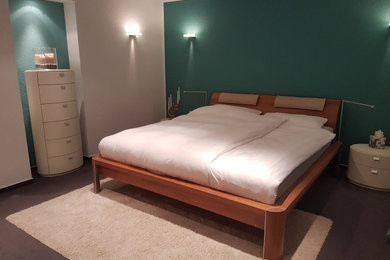 Foto de dormitorio principal contemporáneo de tamaño medio con paredes verdes, moqueta, suelo gris, vigas vistas y papel pintado