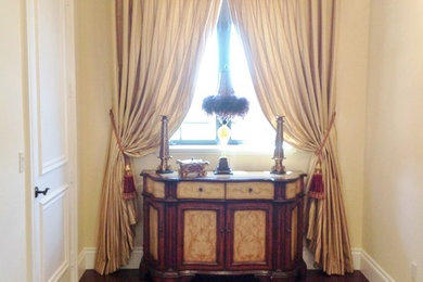Example of a classic hallway design in Miami