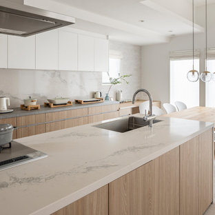 cuisine avec des portes de placard en bois clair et un