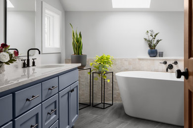 Example of a bathroom design in Milwaukee