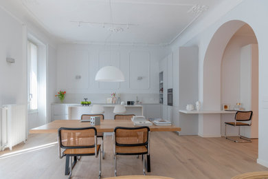 Foto di un'ampia sala da pranzo aperta verso il soggiorno contemporanea con pareti grigie e pavimento in legno verniciato
