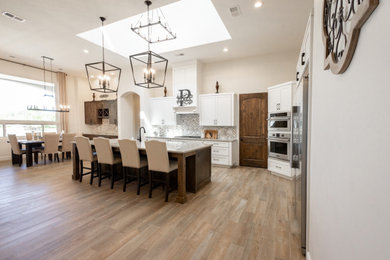 Kitchen - traditional kitchen idea in Albuquerque