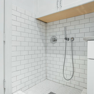 Idéer för att renovera ett stort vintage grå parallellt grått grovkök, med en undermonterad diskho, luckor med infälld panel, vita skåp, bänkskiva i kvarts, vitt stänkskydd, stänkskydd i keramik, vita väggar, klinkergolv i porslin, en tvättmaskin och torktumlare bredvid varandra och beiget golv