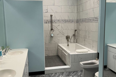 Foto på ett mellanstort medelhavsstil vit en-suite badrum, med släta luckor, grå skåp, ett platsbyggt badkar, en kantlös dusch, en bidé, flerfärgad kakel, porslinskakel, blå väggar, marmorgolv, ett integrerad handfat, bänkskiva i akrylsten, flerfärgat golv och med dusch som är öppen