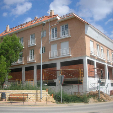 Edificio 19 viviendas, 4 locales comerciales y 15 plazas de garaje 2.208,26 m2.