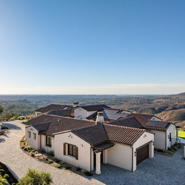 Seamless Indoor-Outdoor Living: A Home Designed for Entertaining and Privacy
