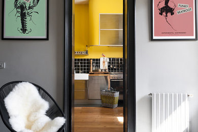 Mid-sized contemporary hallway in Bordeaux with grey walls, ceramic floors and multi-coloured floor.