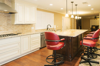 Example of a classic kitchen design in Austin