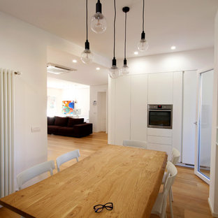 カターニア／パルレモの広いコンテンポラリースタイルのLDKの画像 (淡色無垢フローリング、白い壁、暖炉なし、茶色い床)