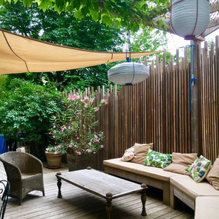 ボルドーの地中海スタイルのおしゃれなデッキ (コンテナガーデン、パーゴラ) の写真