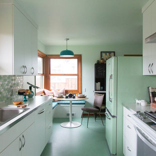Свежая идея для дизайна: маленькая параллельная кухня в стиле ретро с обеденным столом, накладной раковиной, плоскими фасадами, белыми фасадами, столешницей из ламината, разноцветным фартуком, фартуком из керамической плитки, цветной техникой, полом из линолеума, зеленым полом и белой столешницей без острова - отличное фото интерьера