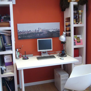 Inspiration for a small modern study in Madrid with orange walls, carpet and a built-in desk.