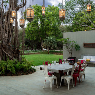 ムンバイの大きいエクレクティックスタイルのおしゃれな裏庭のテラスの写真