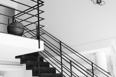 Modelo de escalera recta moderna de tamaño medio con escalones de metal y contrahuellas de metal